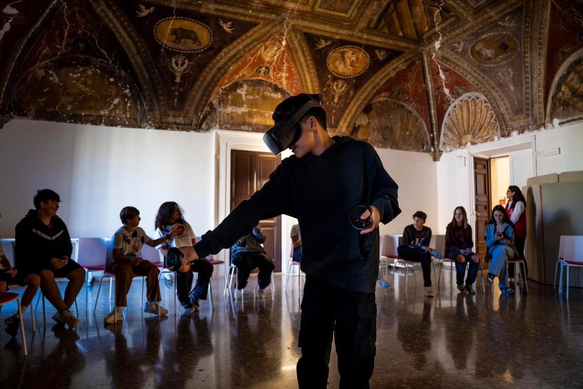 🙏🏻Grazie a <a href="/SaveChildrenIT/">Save the Children IT</a> per l’invito a questo importante momento di riflessione, nella cui cornice molti ragazzi hanno potuto provare la nostra esperienza di  SISMA VR.

#youth  #protezionecivile #ClimateEmergency #LaresItalia