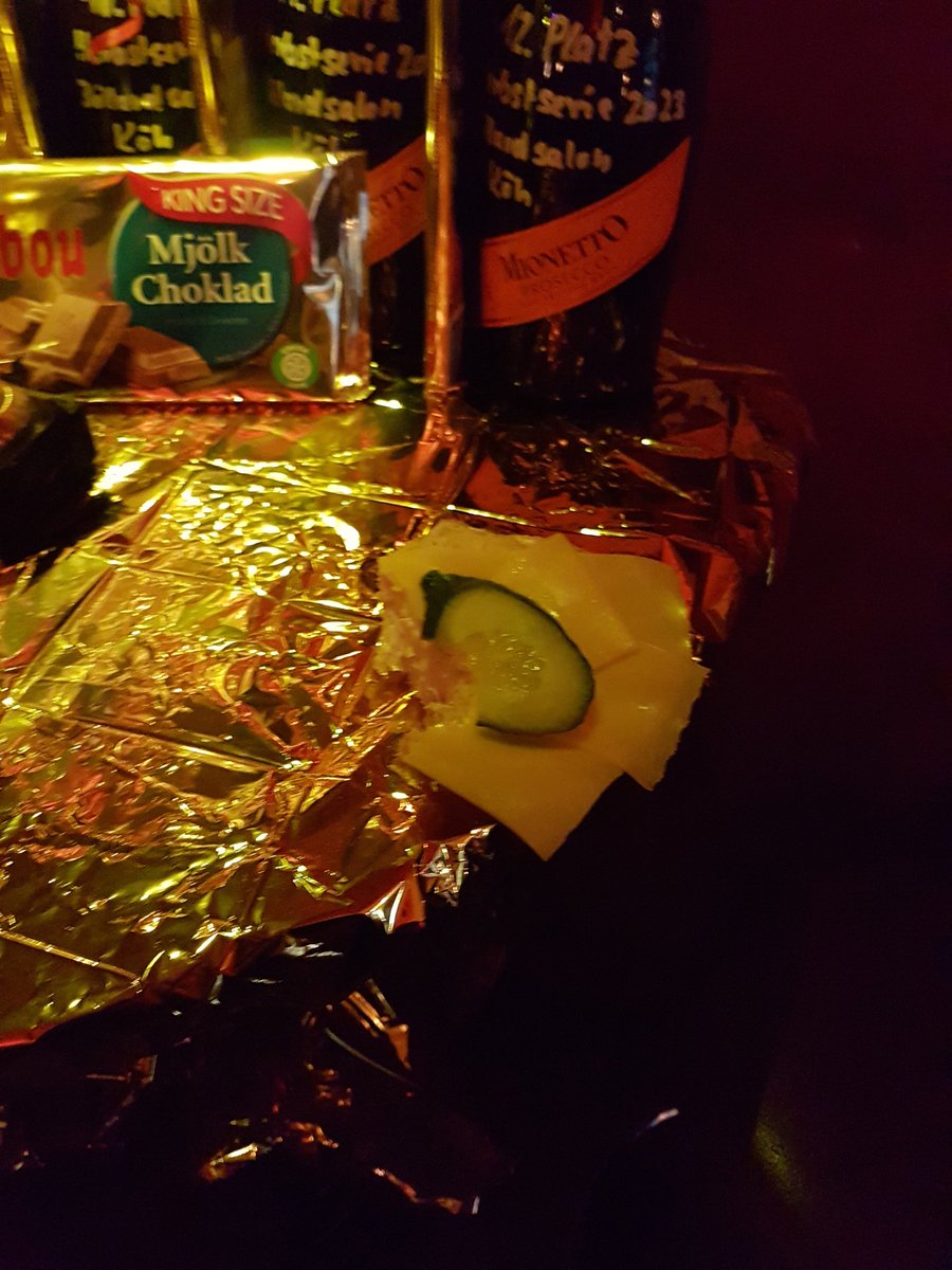 Zwischen Pokalen und einem Käsebrötchen liegen Welten ...😅 #Billard #Turnier