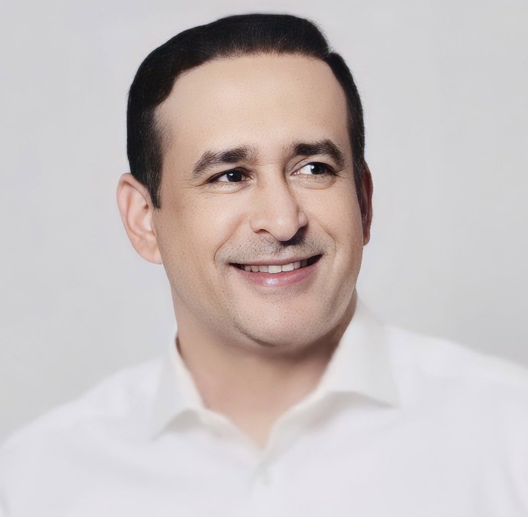 VSuarezd's tweet photo. Hoy @PLDenlinea proclamó su candidato presidencial @AbelMartinezD actividad que no asistí, ya que hace tiempo mi corazón no está identificado con el candidato proclamado hoy, el cual no representa lo que sigo y me inspira en política; a la vez estoy muy disgustado por la forma que se declaró el candidato a alcalde, la forma que la dirigencia local trató el tema senatorial y por último, como dejan fuera de la boleta congresual de Santiago, de manera falsa y mal intencionada a varios aspirantes que son de mi preferencia. 

Donde mi corazón no esté, no debo seguir y hoy pongo fin a una relación de 28 años de carrera ininterrumpida. 

Renuncio a mi condición de presidente de comité de base, miembro del comité central, miembro del comité político, secretario de asuntos internacionales y enlace de campaña en Europa. 

Abrazos a todos y todas mis amistades en lo personal, a cada uno de los empleados de la casa nacional, los CC de cada demarcación  y la mayoría de los miembros del comité político. Adiós.
