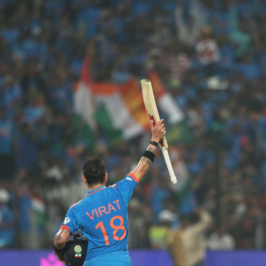 SriniMaama16's tweet photo. King Kohli's numbers in succesful run chases in ODIs:

Innings - 96
Runs - 5786
Average - 90.40
100s - 23
50s - 25

2019 World Cup la ye semis thavira most of the innings la looked like a million bucks. But 9 innings la only 5 fifties without a nooru. That was very unlike Kohli in ODIs. Edhaadhu match oru 20 thaanditaale, "Irukku, inniku oru nooru not out irukku" ngra feel tharuvaapla especially while chasing. But that's the beauty of cricket. Against Australia, it looked like he deserved a hundred and that would have been one of his best ODI hundreds. And against Bangladesh, it looked like he'll be not out in the 80s but in the end, he went crazy to reach a hundred. But today's knock was all about the calmness Kohli provided to the run chase. 100 to win apo Kuldeep eh number 8 vandhurundhaalum the form Kohli was in tonight, "Kandippa Kuldeep ku kooda batting solli kuduthu 50 adikka vechurupaan" level. 2022 T20 World Cup la ye it looked like he was back to enjoying his batting. Indha World Cup la hunger + calmness oda therikka vidraapla.

Orey oru aasai dhaan. Nov 19th finals win pannitu Gill should repeat about Kohli what Kohli said about Sachin Paaji after the 2011 finals. Adhukulla innum oru 3-4 hundreds from Kohli, avlo dhaan vera onnum illa.