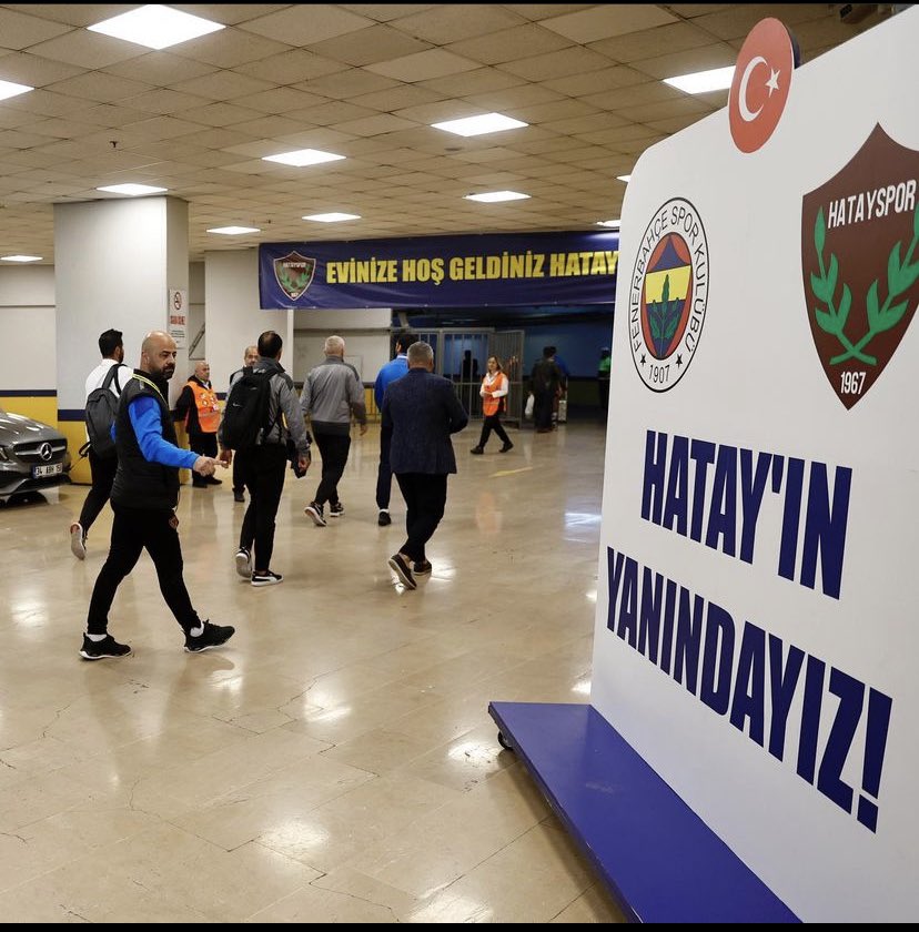 Hatayist's tweet photo. Fenerbahçe kulübünün Hataysporu güzel karşılaması ve Fenerbahçe taraftarının Hatay bizim de şahsi meselemiz diye bağırması.

Futbol sadece barbarlık demek değildir, her zaman ayrıştırmaz. 

Fenerbahçe’ye teşekkür ediyoruz 🙏🏽 https://t.co/fLJLrZ4bNG