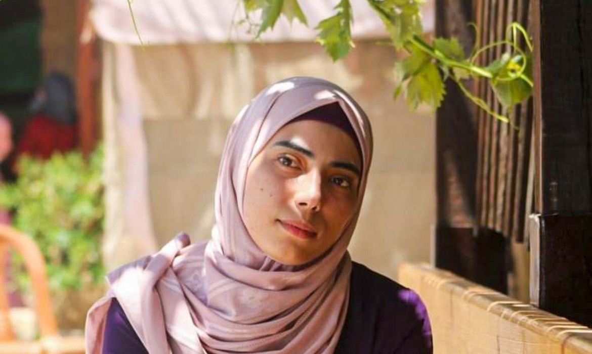 historia_pensar's tweet photo. Faleceu nessa sexta-feira, 20 de outubro, a poeta e romancista palestina Heba Abu Nada. Ela foi assassinada por um bombardeio israelense à cidade de Khan Yunis, na Faixa de Gaza. Ela tinha 32 anos de idade. A morte foi confirmada pelo Ministério da Cultura da Palestina.

1/7 https://t.co/BLKLFlSPQA