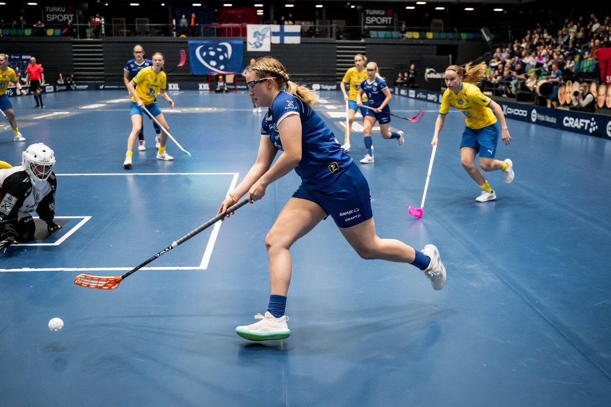 Salibandyfi's tweet image. Miisa Turunen liekehti Ruotsia vastaan – Salibandynaisille EFT-voitto 🥇🇫🇮

Otteluraportti 👉 shorturl.at/mBW36 #salibandy #eftturku #suomi