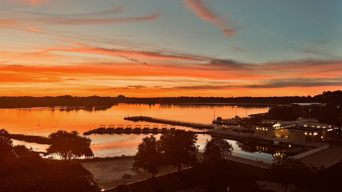 Chuck_Vaughn's tweet photo. @spann beautiful early morning sunrise from Disney contemporary resort https://t.co/7QUNWi6Te0