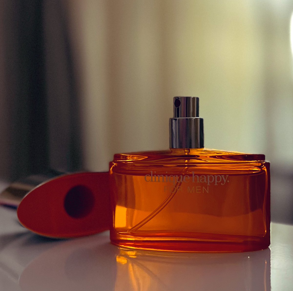 أنصح جميع الرجال باقتناء هذا العطر الجميل؛ عطر منعش ويحسسك بالنظافة وأنيق وجذّاب.

Clinique 
Happy Clinique

ويتميز بأنه يناسب كل وقت خاصة فترة النهار.

يتكون من الروائح الحمضية والأخشاب والمسك.

باختصار عطر يجيب السعادة.🔸

#رابطة_عشاق_العطور 
#رساله_اليوم