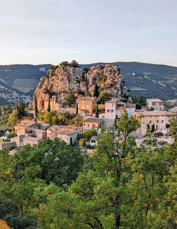 😍 N'est-il pas adorable le petit village perché de La Roque-Alric ? Telle une sentinelle campée sur son piton rocheux, La Roque Alric se situe au coeur des Dentelles de Montmirail dans le département du Vaucluse. 

 📷 christophepires.84
