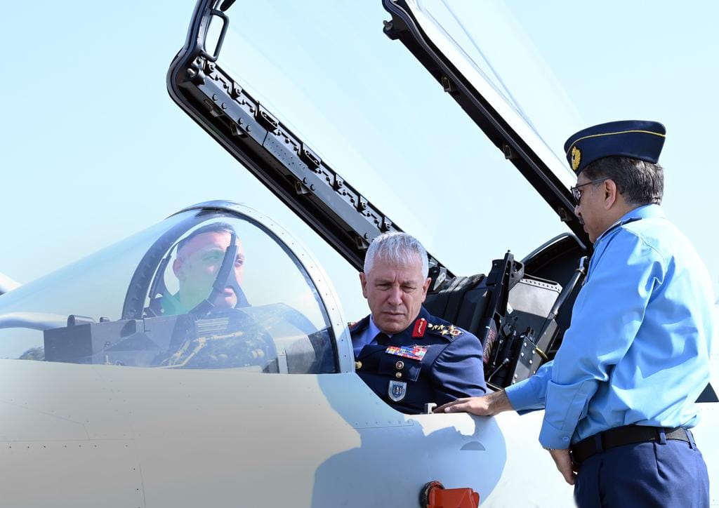 SalmanFalconsPK's tweet photo. #TurkishAirForce Commander checks out a PAF JF-17C Block 3 during the on-going Exercise #IndusShield 2023
Watch also: https://t.co/KEzrewYz68 https://t.co/v7IJyNgOvi