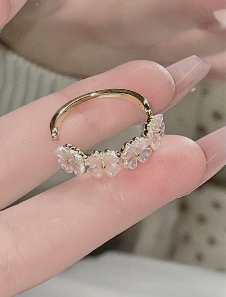 dainty flower ring 🤍