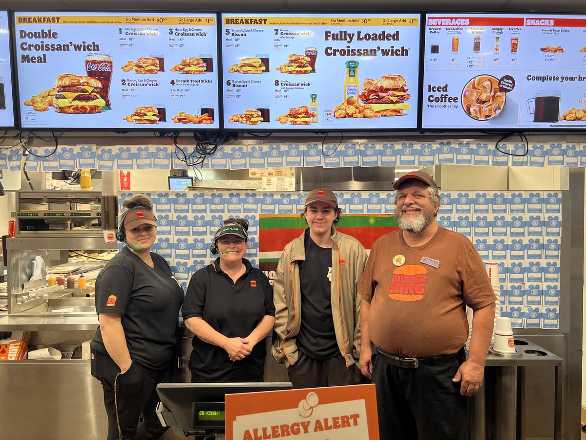 VioletSpringsHC's tweet photo. 🍔 👑 We want to give a huge shout-out to #BurgerKing store #6525 for making our Taste of Town successful! Our kitchen staff are hard at work assembling these burgers and bringing smiles to everyone's faces!#TrilogyLiving https://t.co/bmfJWGSvjD