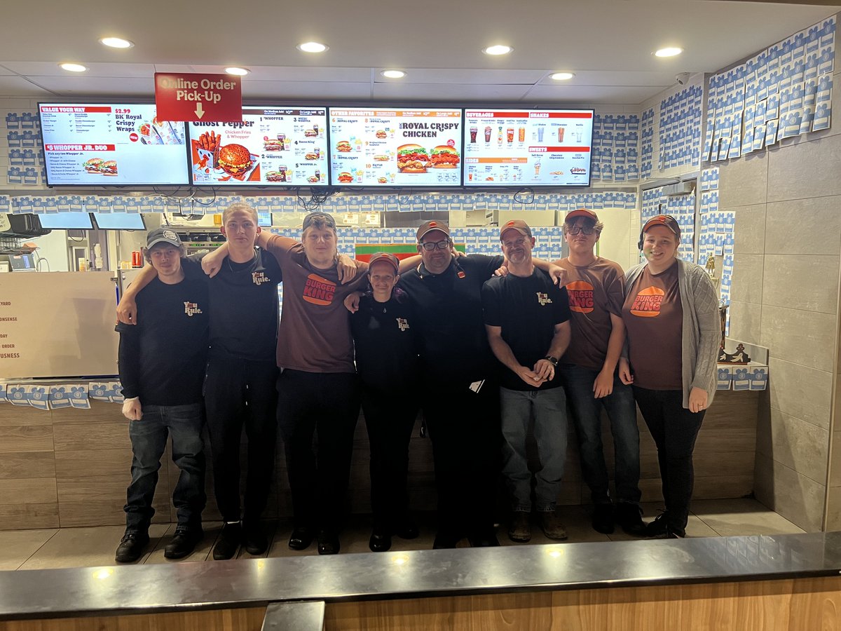 VioletSpringsHC's tweet photo. 🍔 👑 We want to give a huge shout-out to #BurgerKing store #6525 for making our Taste of Town successful! Our kitchen staff are hard at work assembling these burgers and bringing smiles to everyone's faces!#TrilogyLiving https://t.co/bmfJWGSvjD
