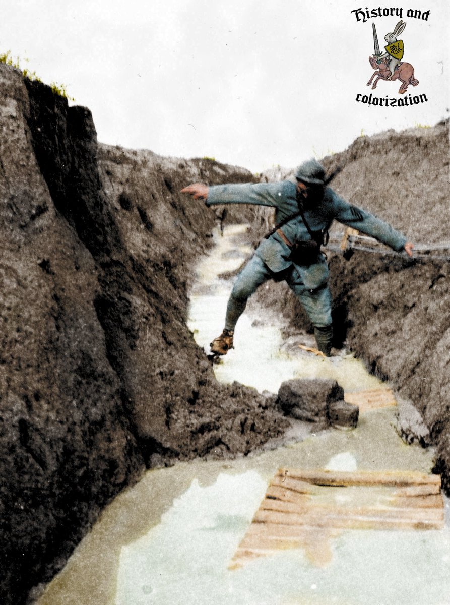 colorizationFR's tweet image. Estafette se déplaçant dans une tranchée inondée. Le soldat porte 4 Chevrons, il a donc passé 2 ans et 6 mois au front. Aout 1917. 
Photo par Frantz Adam.

#colorization