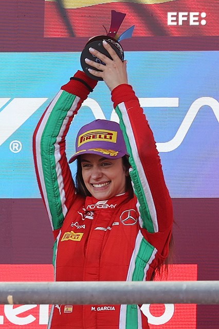 PodemosTdjimeno's tweet photo. #EFEfotos 🏎️
🏆 La española Marta García se corona primera campeona de la Academia de F1. 
#F1Academy | #EFEfem https://t.co/1qwv7R6py8