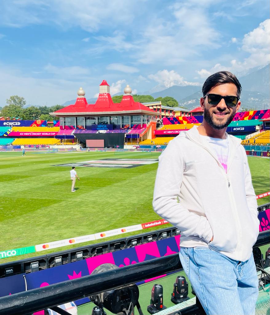shubambillowria's tweet photo. India vs New Zealand 🇮🇳🇳🇿
@bookmyshow @BCCI @cricketworldcup @himachalcricket 
#Dharamsala #beautifulground https://t.co/Ipq4vN1P6r