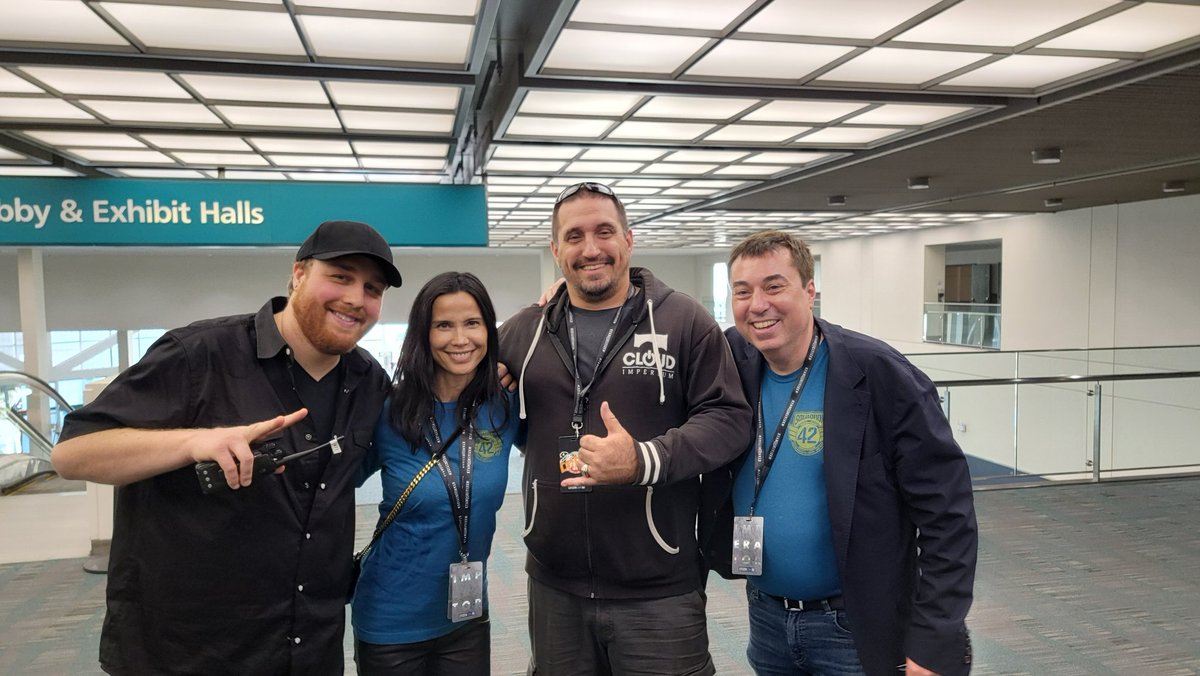 AlexKnucklesATX's tweet photo. It was great meeting @SandiRoberts42  and Chris Roberts! @CaptainZyloh  has done an amazing job, with his team, on #CitizenCon2953. I'm excited to see what's next! https://t.co/YX6dRTBciq