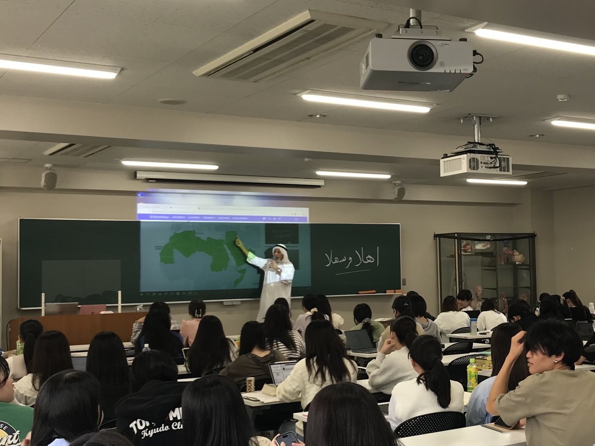 英語Ibの全クラス合同授業を実施！
講師は本学アラビア語講師のRahaimi Milad先生。
服装、食事の内容や作法、アラビア語の文字や挨拶など、50分間たっぷりとアラブの世界をご紹介いただきました。ラヒミ先生、シュクラン（ありがとうございました）！
＃東邦大学 ＃看護学部 ＃異文化理解