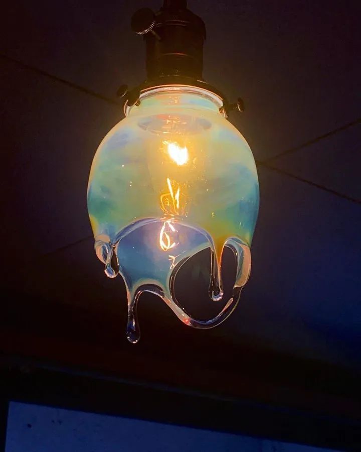 fubiz's tweet photo. Melting Lamps by Japanese Artist "KumbhGlass" are Insane 💦
#lamp #japanese #watereffect #art https://t.co/gmxNi9fpDV
