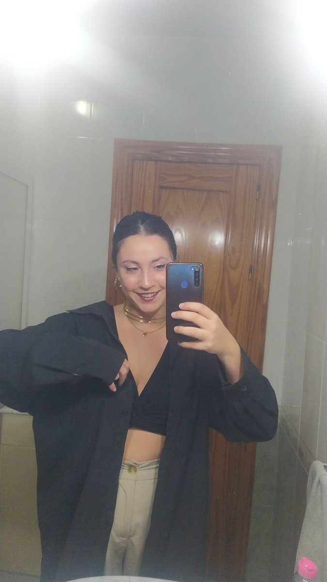 y en la forma de atarte el pelo con una cola paratràs