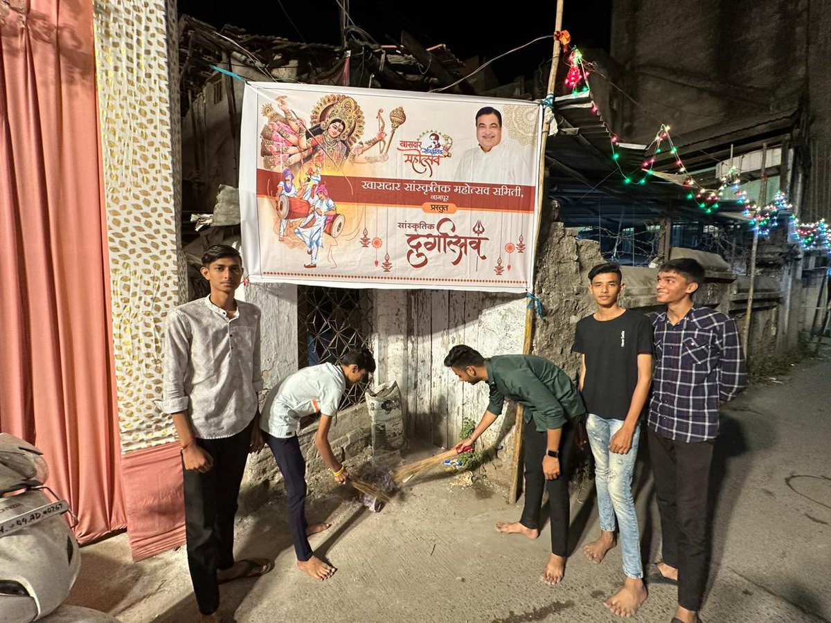 rangarishreyash's tweet photo. देवाभाऊ आर्मी तर्फे नागपुर येथे मंदिर स्वच्छता अभियान 
नागपुर लोकसभेतील सहा विधानभेत उपक्रम साजरा. यावेळी देवाभाऊ आर्मीचे म नागपुर झोनल हेड श्रेयश रंगारी,  डॉक्टर संदीप शिंदे, रोशन झाडे, आशुतोष भगात,अजय नखाते, व इतर बांधव उपस्थित होते.
#DevaBhau_Army @Dev_Fadnavis @ https://t.co/6V15nVxLMa