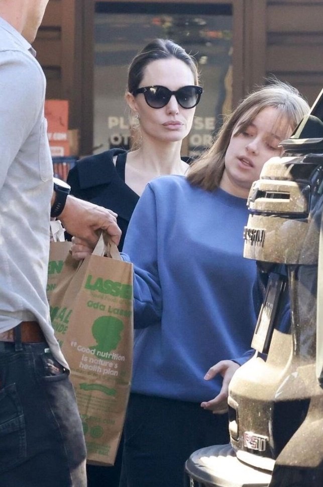 judyju18's tweet photo. π πΈ Angelina Jolie & her daughter Vivienne were seen leaving "Lassens" Natural Foods & Vitamins market in Los Feliz β LA.
#AngelinaJolie #lassens #losangeles #losfeliz
#VivienneJoliePitt https://t.co/m3phJpcM6M