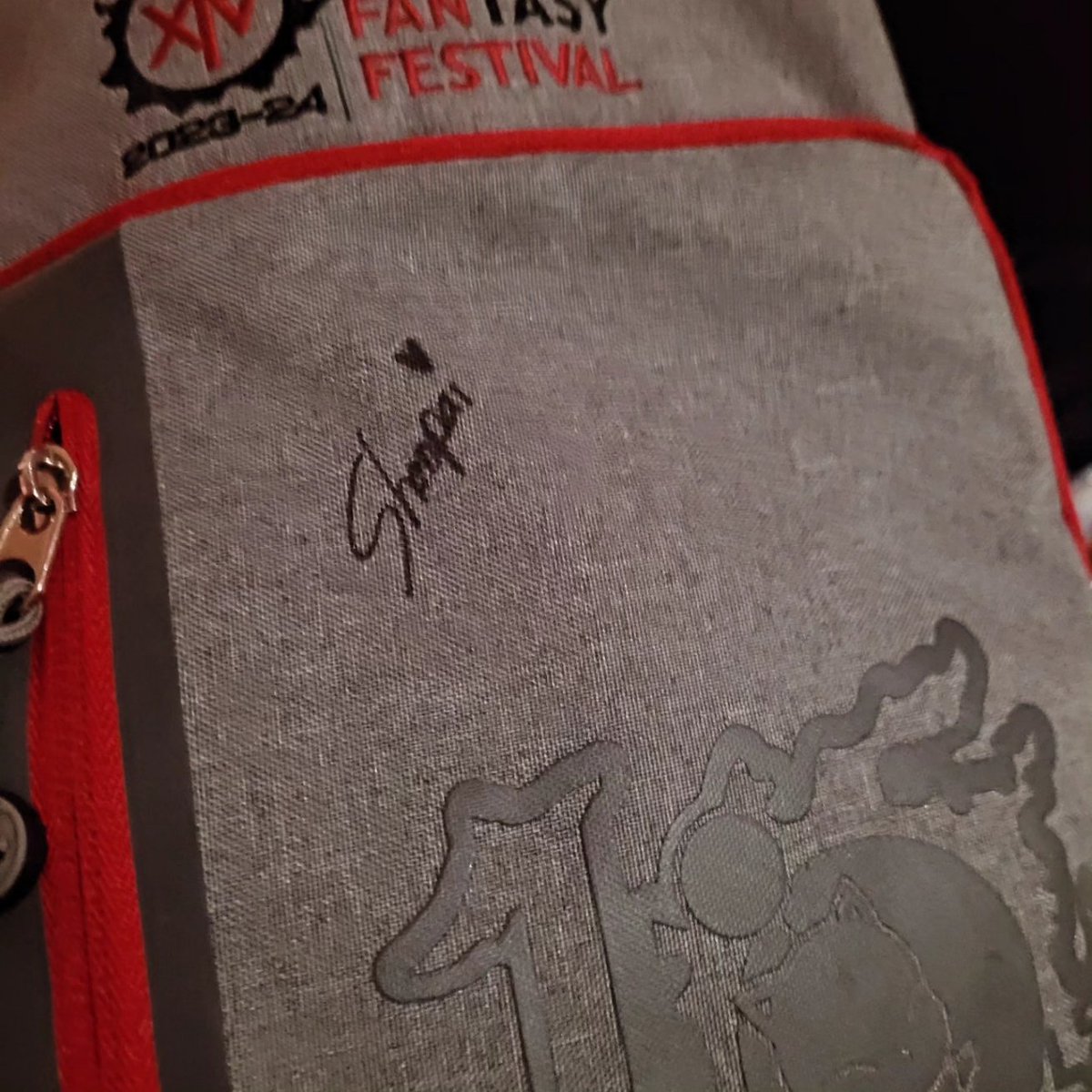 ArkCresent's tweet image. Special thanks to @AeroViro for being the most wholesome bean ever, meeting her was genuinely one of the highlights of my entire trip! Thank you for being so kind to me and signing my bag, so happy I got to meet you! ❤️🫂