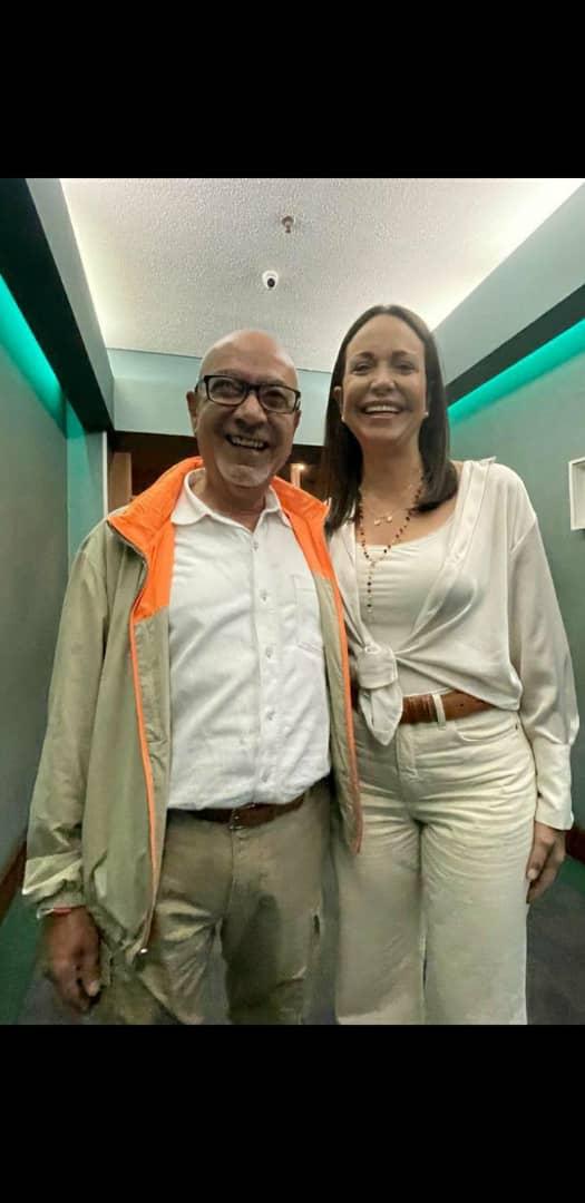 ajcaleca's tweet photo. Ahora, en la sede de la Comisión de Primaria. https://t.co/O5bBKZjtuB