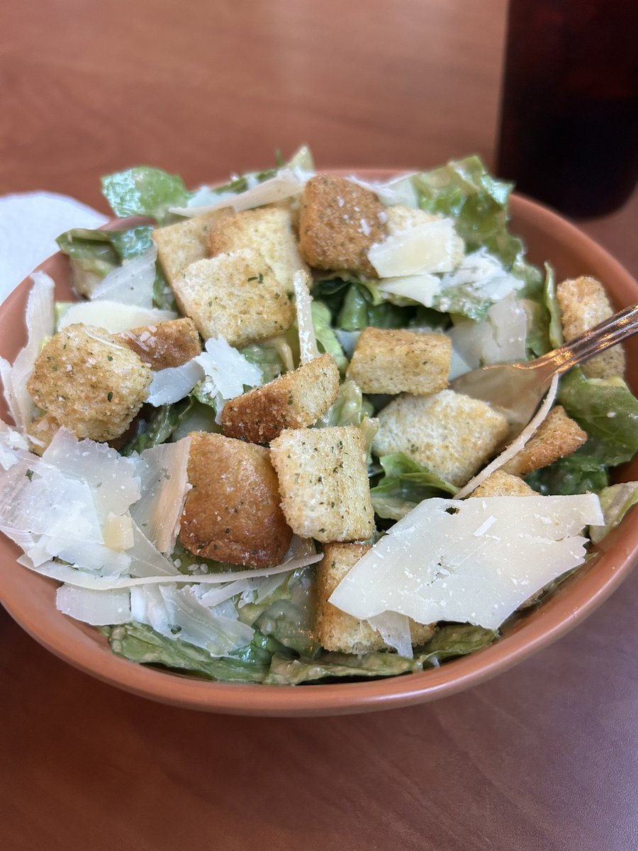 cincygreghoodin's tweet photo. It’s #sundayslice time at #fireside with a salad for balance, of course . #getyoursliceon #sundayincincy #sundayvibes #cincyvibes #dinelocal #eatcincy #cincyeats https://t.co/mvO6dtsPN8