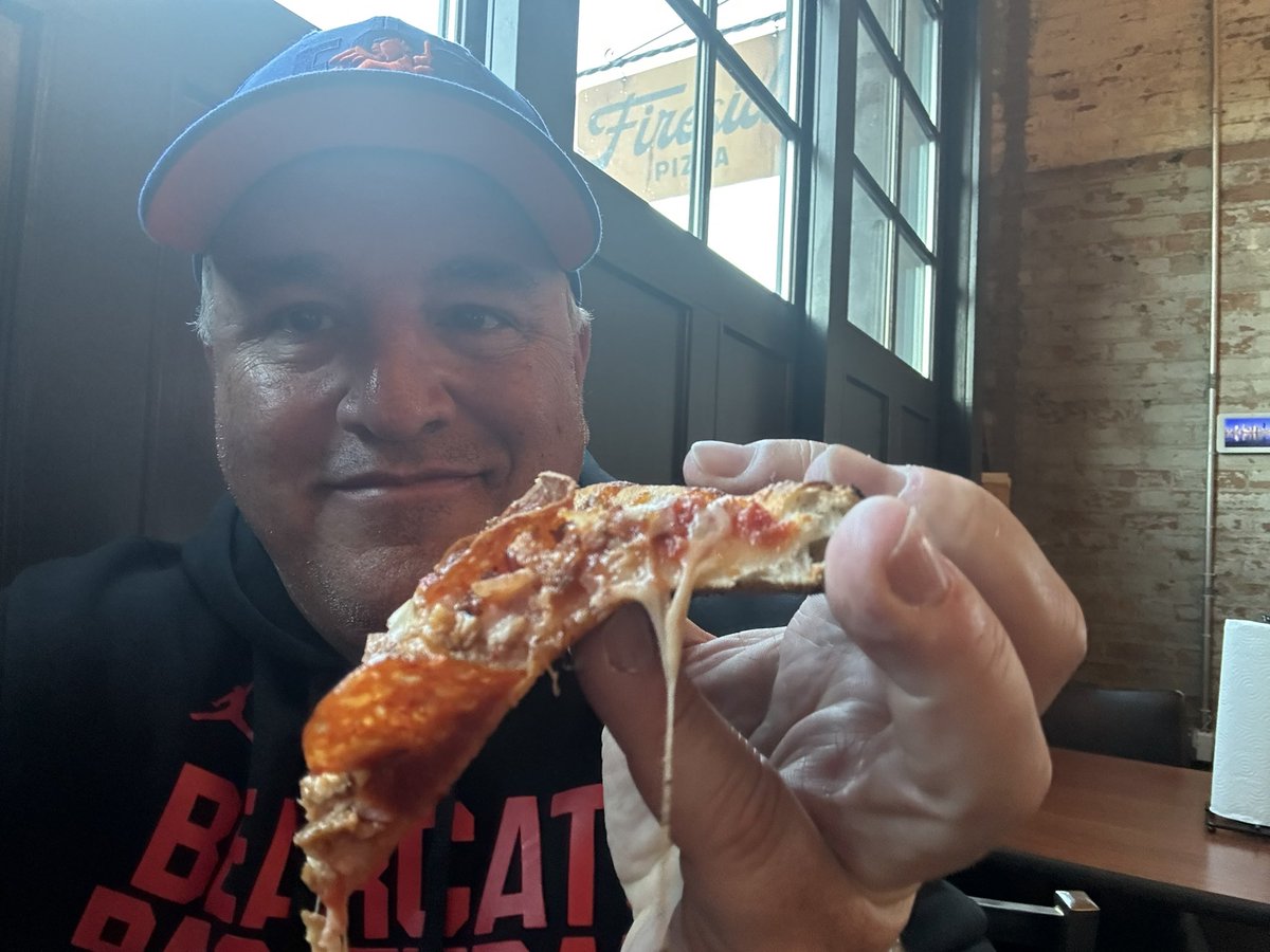 cincygreghoodin's tweet photo. It’s #sundayslice time at #fireside with a salad for balance, of course . #getyoursliceon #sundayincincy #sundayvibes #cincyvibes #dinelocal #eatcincy #cincyeats https://t.co/mvO6dtsPN8