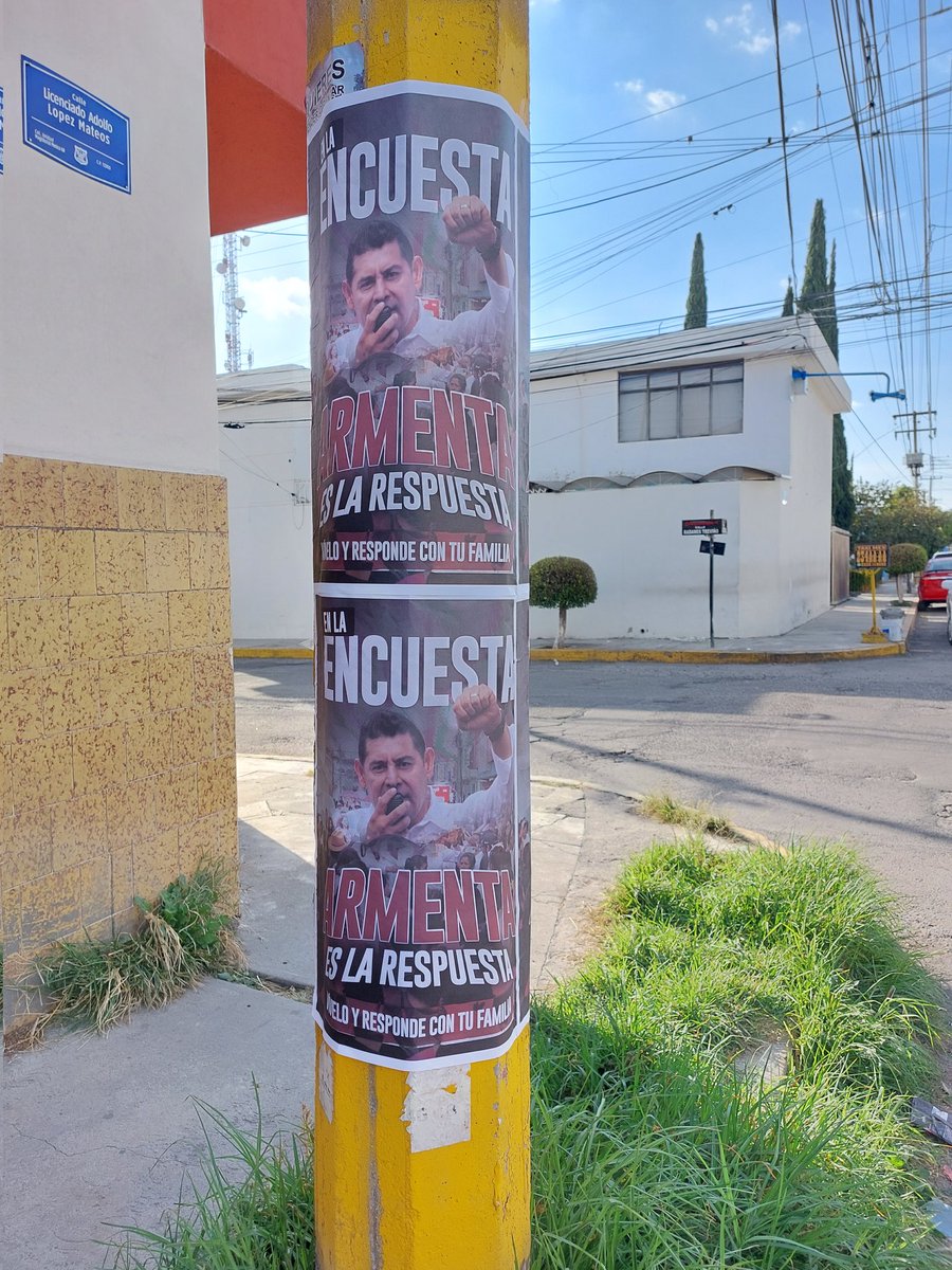 mo2_edgar's tweet photo. Señores del @PueblaAyto @eduardorivera01 @carlosmartinh @JCarlos_Valerio @laredcincoradio @SergioSalomonC esto si es una verdadera burla y contaminación visual hoy amanecimos con la propaganda de este señor por toda la Unidad Magisterial México 68 ojalá puedan regular esto 😡😠🤬 https://t.co/GNTDpk0h13