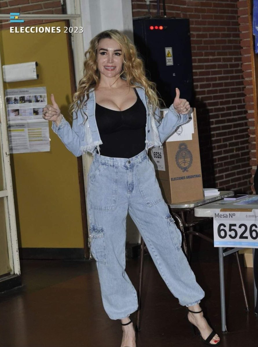 TOTALMENTE RIDÍCULO QUE CIERREN LAS PUERTAS DEL COLEGIO PORQUE ESTABA VOTANDO FATIMA...
ES UNA FALTA DE RESPETO AL CIUDADANO ...
USTEDES QUE OPINAN ?