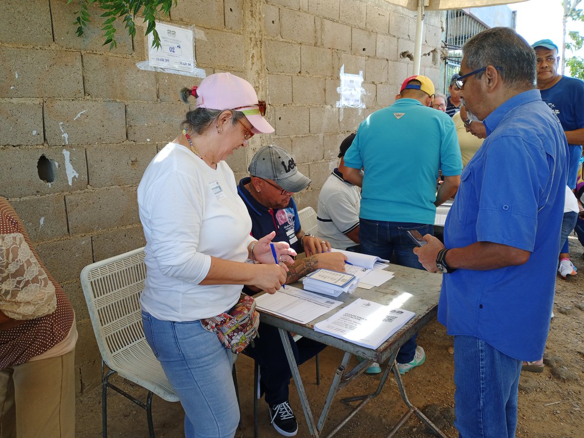 Parroquia San Gabriel de Coro registra alta participación 

Los ciudadanos en las colas para participar en las primarias se mostraron emocionadas por el proceso.

Resaltaron la importancia de salir a ejercer el derecho al voto para producir un cambio en el país. 

#Primarias2023