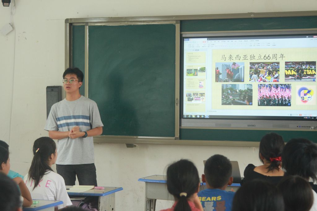 Liew YaoMing, a #Malaysian student at the School of Social Sciences, went to Henan, China. He passionately shared his love for his own #culture with #local students. This provided a priceless glimpse into #SoutheastAsian culture, broadening their global perspectives. #NextGen