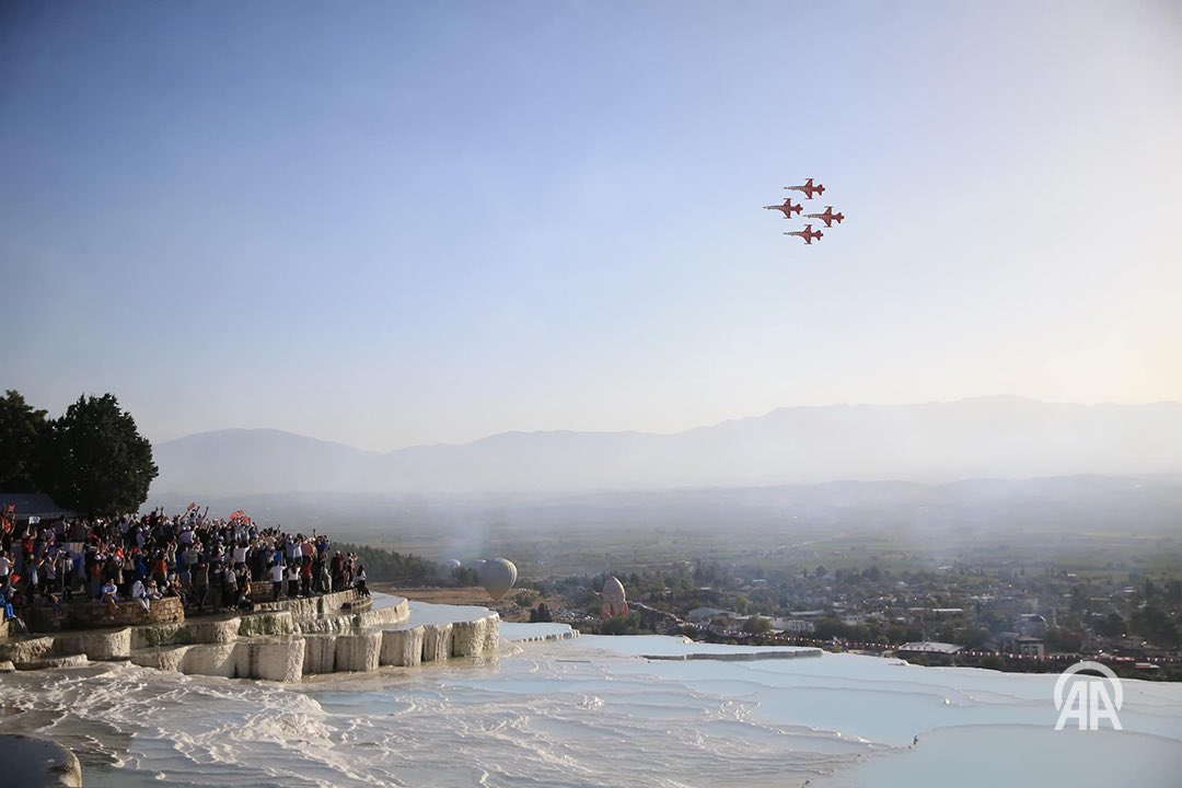 🔴 Türk Hava Kuvvetlerinin akrobasi timi Türk Yıldızları, UNESCO Dünya Mirası Listesi'ndeki Pamukkale'de gösteri uçuşu gerçekleştirdi.