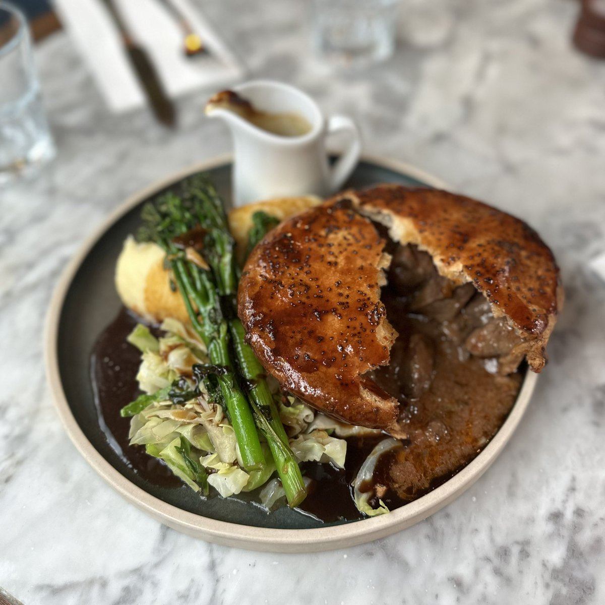 WindmillClapham's tweet image. Brisk Autumn nights 🤝 steaming hot pie.

#steakandkidney #properpie #youngschefs