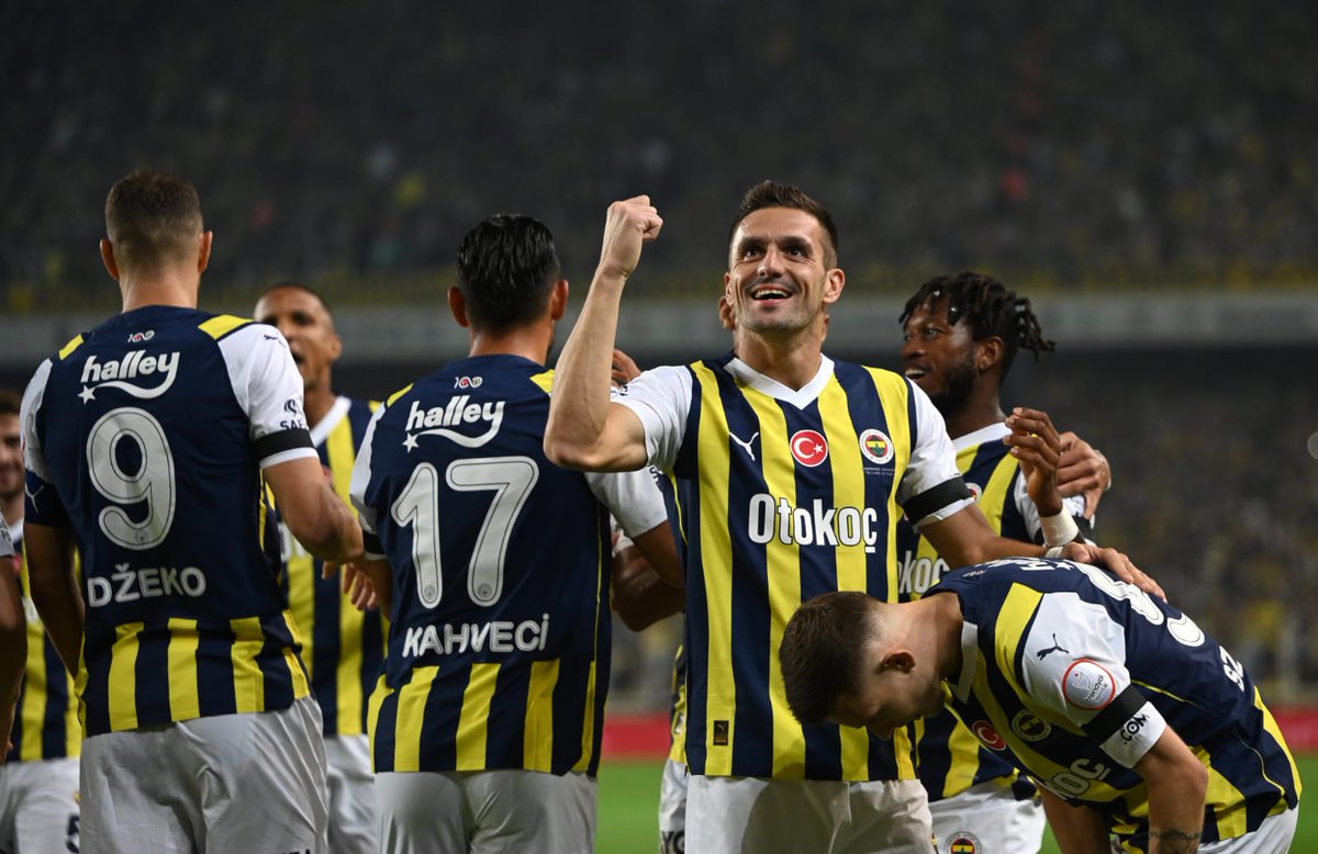 Haber's tweet photo. SON DAKİKA | 9 maçta 9 galibiyet alan Fenerbahçe, Süper Lig tarihinde rekor kırarak lige en iyi giriş yapan takım oldu. https://t.co/J7618FH1gg