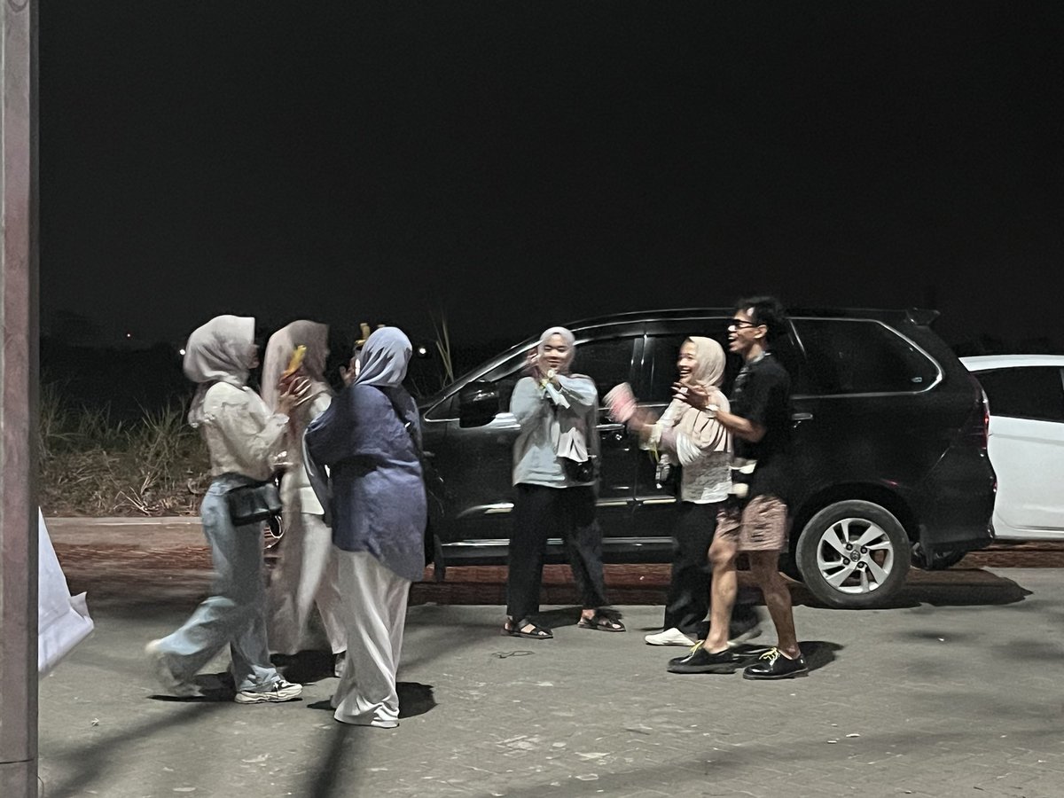 JustPhVi's tweet photo. Diawali oleh ternadin-nadin, terus dengerin sr sambil nge-YOLO, dan diakhiri oleh sesama penonton yang ulang tahun

#playlistlive #LahLLCKP21 #Enchanté https://t.co/RCW8ahlzdU