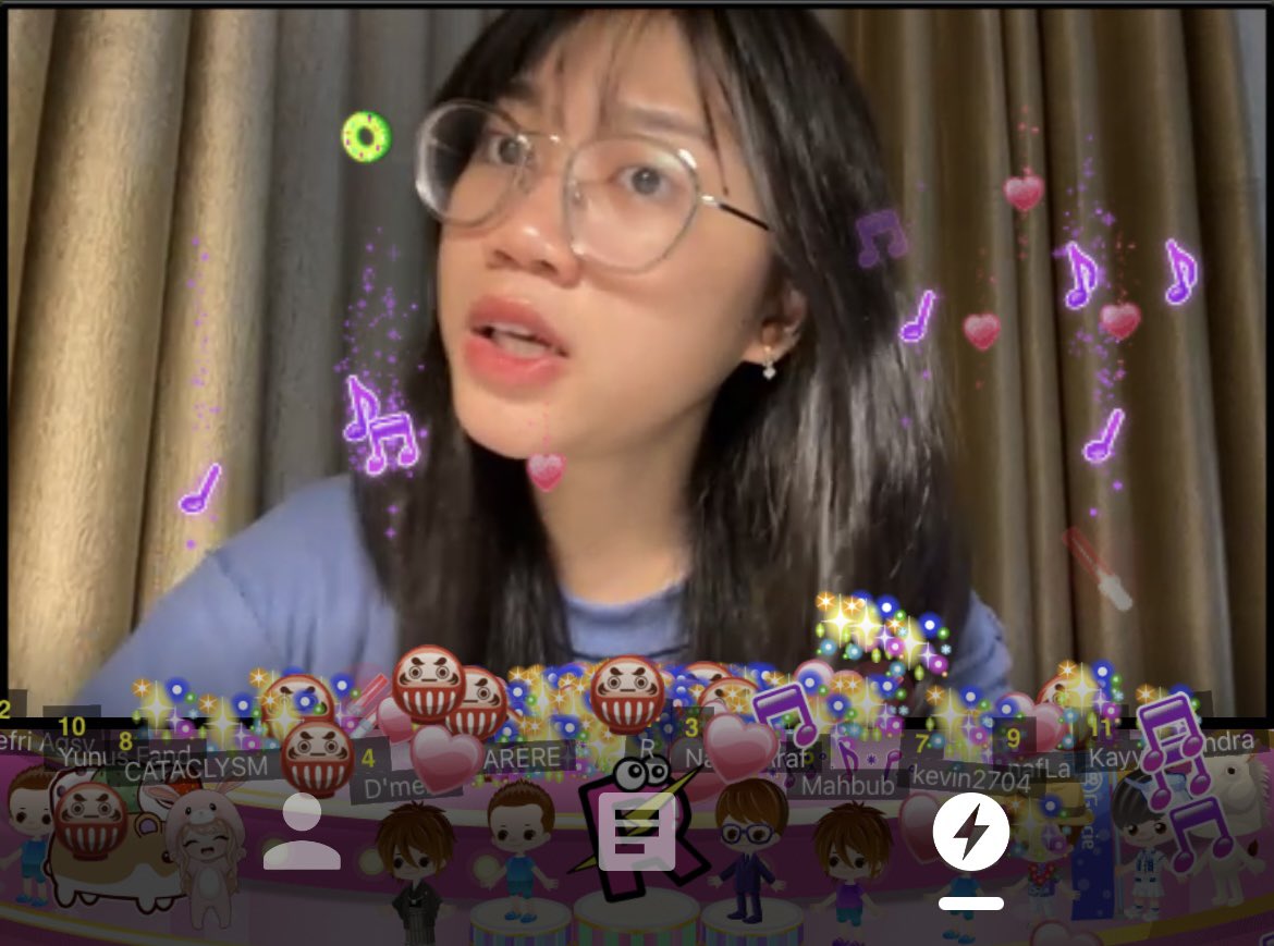 JustPhVi's tweet photo. Diawali oleh ternadin-nadin, terus dengerin sr sambil nge-YOLO, dan diakhiri oleh sesama penonton yang ulang tahun

#playlistlive #LahLLCKP21 #Enchanté https://t.co/RCW8ahlzdU