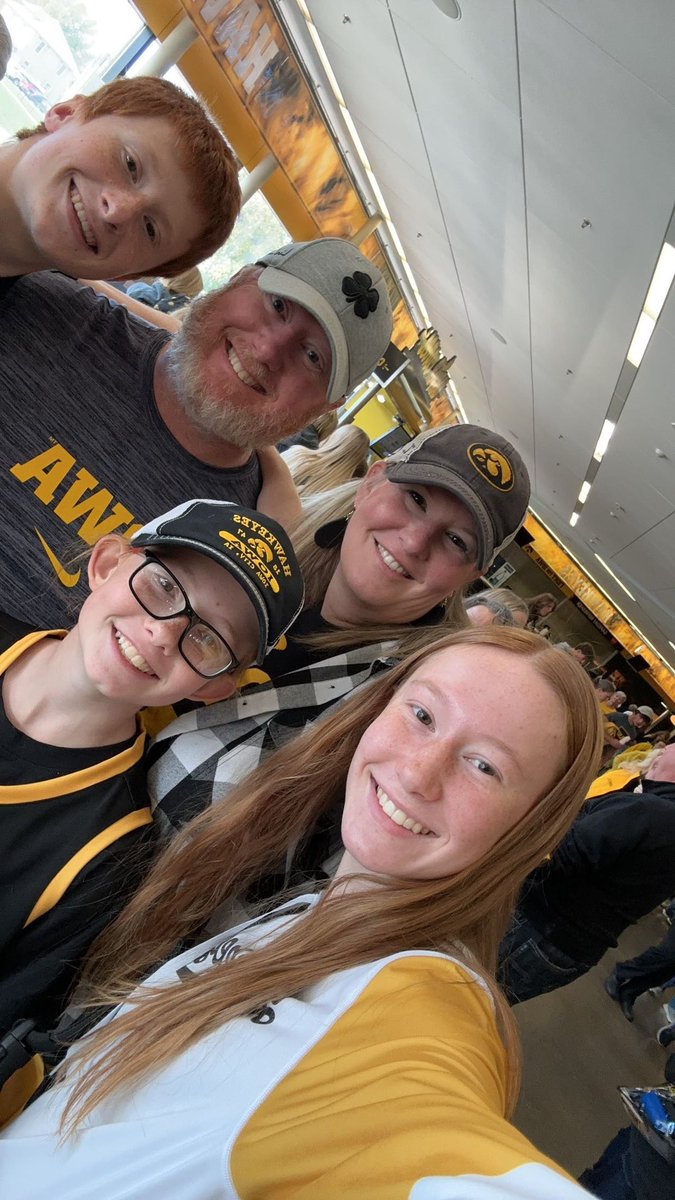 KellyHElliott's tweet photo. #fightforiowa  Ready to cheer on the lady Hawkeyes!! 🏀🏀 https://t.co/A6T9PulpTK