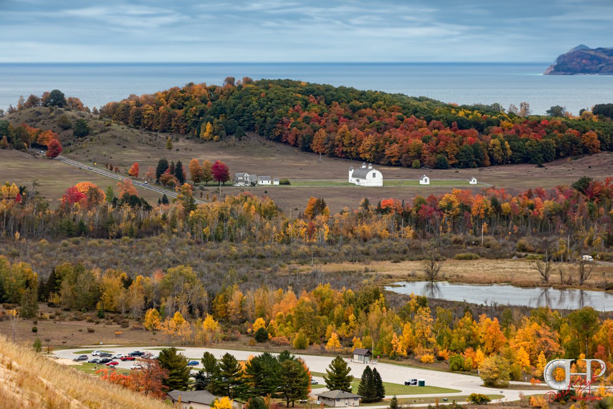 paraordanc's tweet photo. A stop along the Pierce Stocking Scenic Drive with a view of the DH Day Barns
#puremichigan #photography #fall #fallcolors #FallColor #LakeMichigan #Michigan #colortour https://t.co/DrF8A9LLNK