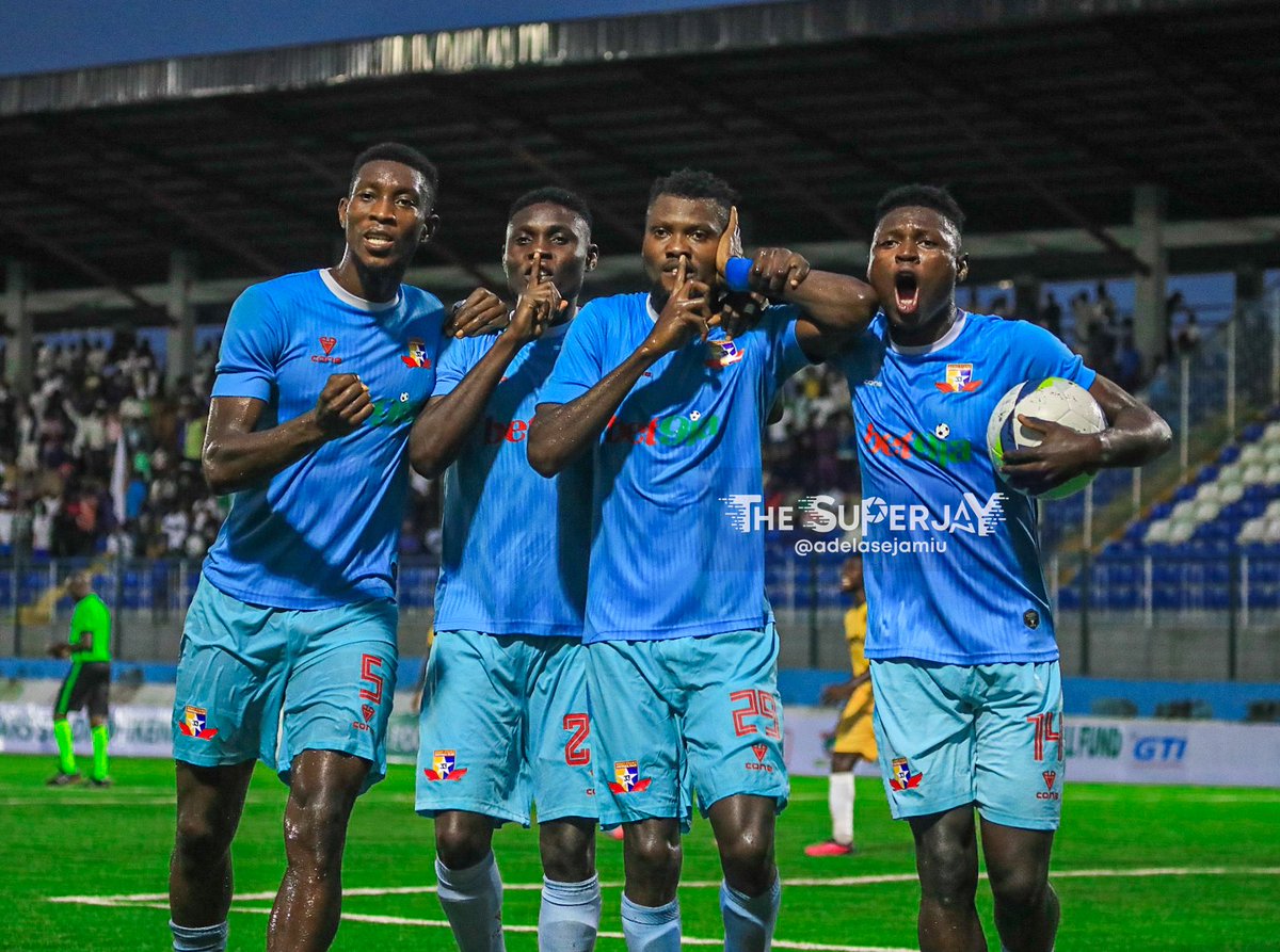adelasejamiu's tweet photo. FULL TIME

|21| Johnathan Aluku put @SportingLagos ahead. 

|30| Franck Mawuena equalize for @RemoStarsSC

|48| @sikiru16 scored the winner.

Remo Stars 2 vs 1 Sporting Lagos 

@Nduka_Jnr after Remo take the lead "The noise go come down"

#REMSPO | #NPFL24 https://t.co/EldRCDtP4R
