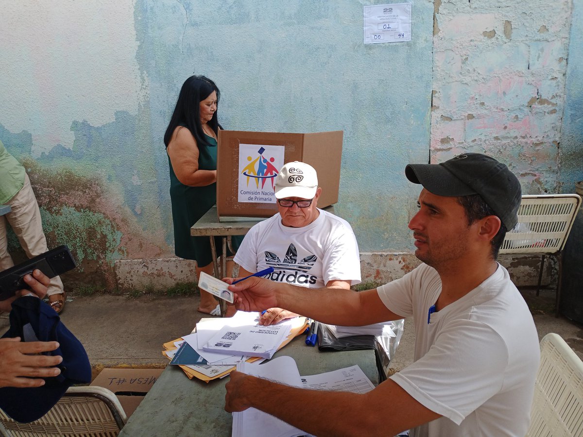 Jescalonas's tweet photo. En la parroquia Santa Ana muestran su voluntad a votar

En esta localidad fueron asignados 2 centros nucleados en dónde los ciudadanos muestran su voluntad a votar.

A las ocho de la mañana ambos puntos ya estaban abiertos al público con todos sus miembros.

#Primarias2023 https://t.co/h5DCfDAJb0