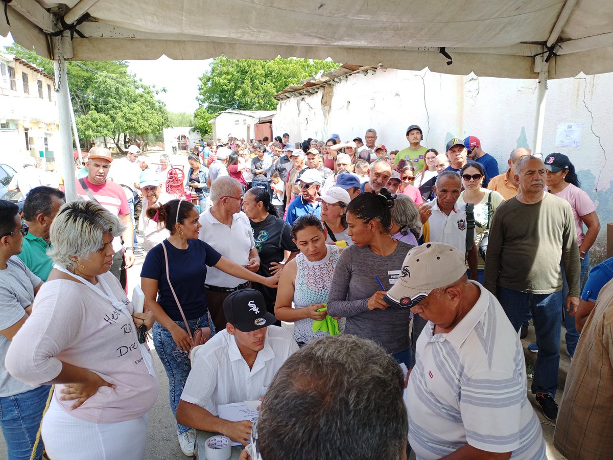 En la parroquia Santa Ana muestran su voluntad a votar

En esta localidad fueron asignados 2 centros nucleados en dónde los ciudadanos muestran su voluntad a votar.

A las ocho de la mañana ambos puntos ya estaban abiertos al público con todos sus miembros.

#Primarias2023