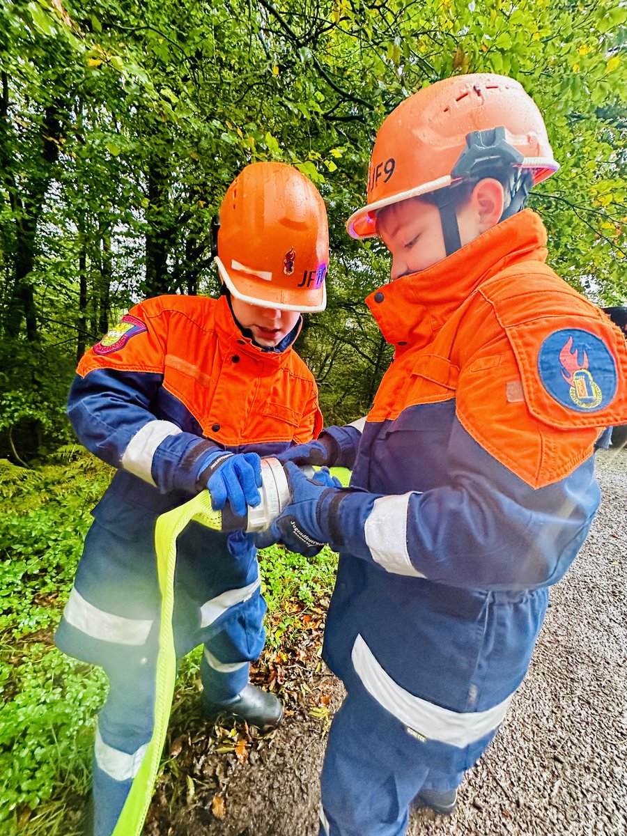 FeuerwehrGL's tweet photo. Jahresabschlussübung für unsere #Nachwuchsretter am heutigen Sonntag. Toll, was die Kids drauf haben!
▶️https://t.co/EVwzZnWL8i
#jugendfeuerwehr #teamfeuerwehr #einsatzfürGL #bergischgladbach112 #bergischgladbach #jugendarbeit #nachwuchs #rettervonmorgen #unserezukunft https://t.co/uDdQoNy7Yi