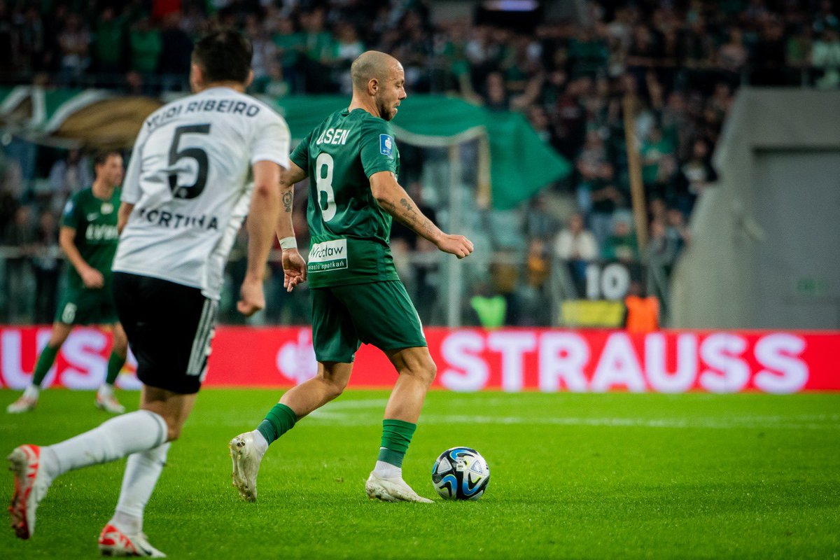 PatrickOlsen94's tweet photo. Thank you for a magical night Yesterday! 
39.500 supports, amazing atmosphere, 4-0 and 3 points🟢⚪️🔴 
Undefeated 9 games in a row. 
This team is something speciel🇮🇹 
@SlaskWroclawPl https://t.co/F6dyY0s4rC