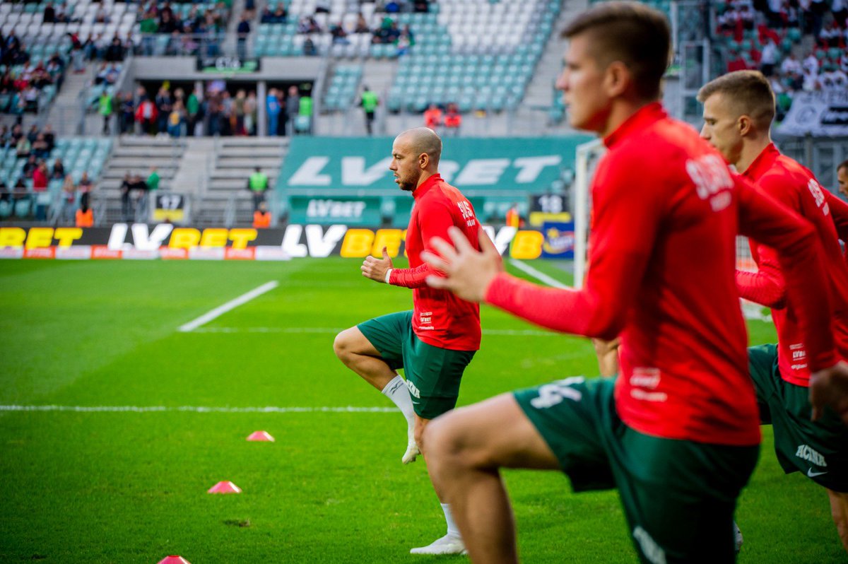 PatrickOlsen94's tweet photo. Thank you for a magical night Yesterday! 
39.500 supports, amazing atmosphere, 4-0 and 3 points🟢⚪️🔴 
Undefeated 9 games in a row. 
This team is something speciel🇮🇹 
@SlaskWroclawPl https://t.co/F6dyY0s4rC