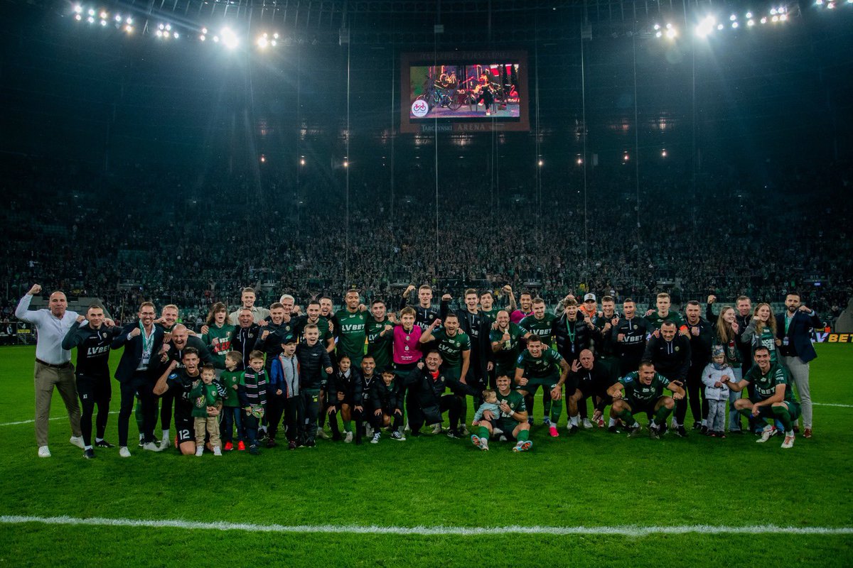 PatrickOlsen94's tweet photo. Thank you for a magical night Yesterday! 
39.500 supports, amazing atmosphere, 4-0 and 3 points🟢⚪️🔴 
Undefeated 9 games in a row. 
This team is something speciel🇮🇹 
@SlaskWroclawPl https://t.co/F6dyY0s4rC