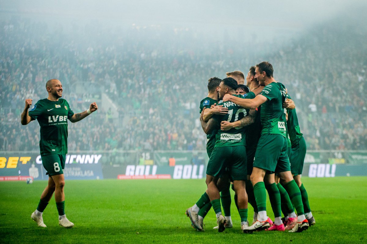 PatrickOlsen94's tweet photo. Thank you for a magical night Yesterday! 
39.500 supports, amazing atmosphere, 4-0 and 3 points🟢⚪️🔴 
Undefeated 9 games in a row. 
This team is something speciel🇮🇹 
@SlaskWroclawPl https://t.co/F6dyY0s4rC
