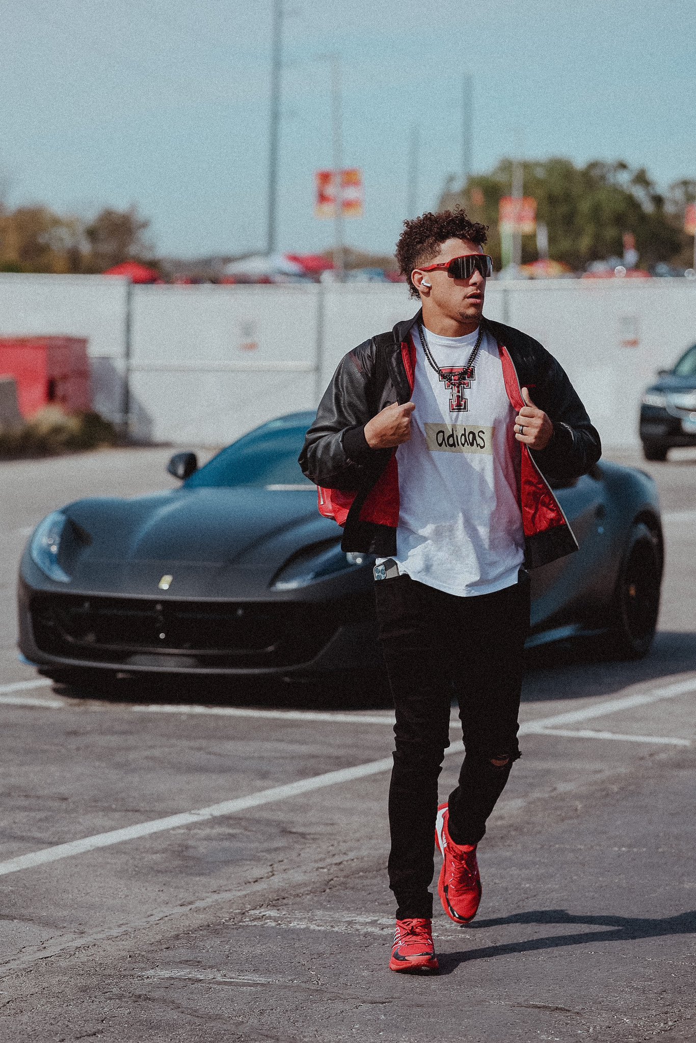 PatrickMahomes arriving for the @chiefs vs @houstontexans game with a @ louisvuitton backpack & bag. #upscalehype #patrickmahomes…