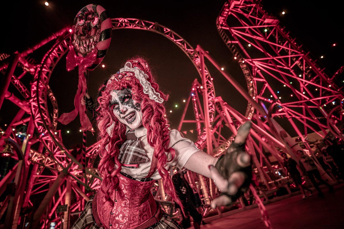 From day to night, Knott's offers Halloween delights! Enjoy wholesome family-friendly fun at Knott's Spooky Farm during by day, and spine-chilling scares at Knott's Scary Farm by night. Dive into our latest blog by Balancing the Chaos to learn more! - bit.ly/3M6AFlS