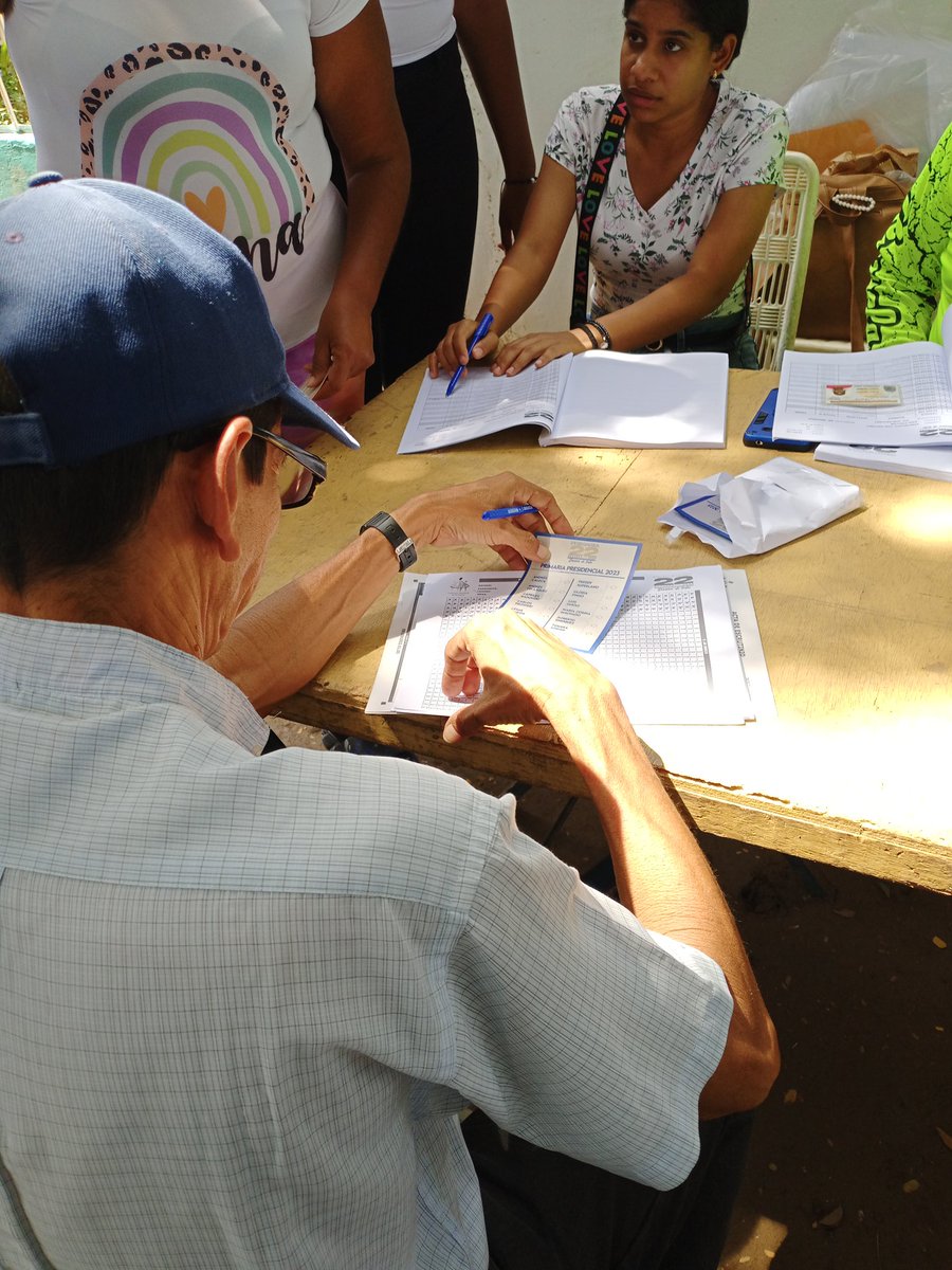 La parroquia San Antonio no se quedó atrás 

En este sector las mesas fueron instaladas después de las ocho de la mañana por la ausencia de algunos miembros principales.

Por lo que los distintos equipos recurrieron al protocolo para juramentar a los suplentes.

#Primarias2023