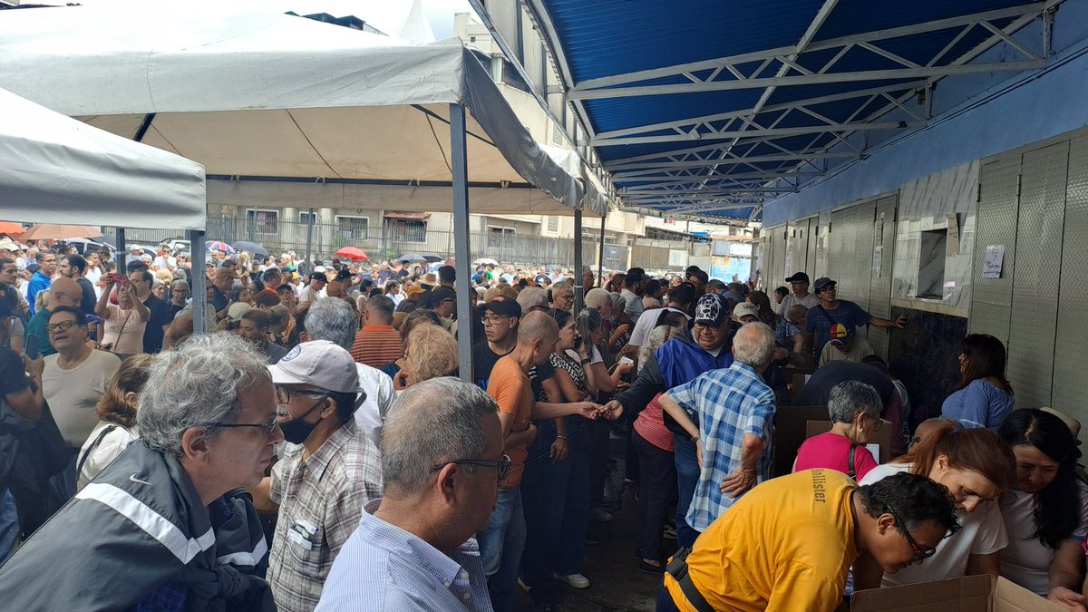 VJimenezUres's tweet photo. ¡La afluencia a las #Primarias2023 es abrumadora! Supera cualquier expectativa. ¡Esto es inspirador, le devuelve la fe a quienes la habían perdido! 

¡Los venezolanos queremos vivir en democracia y hoy lo estamos demostrando! https://t.co/xcpXAzNTan